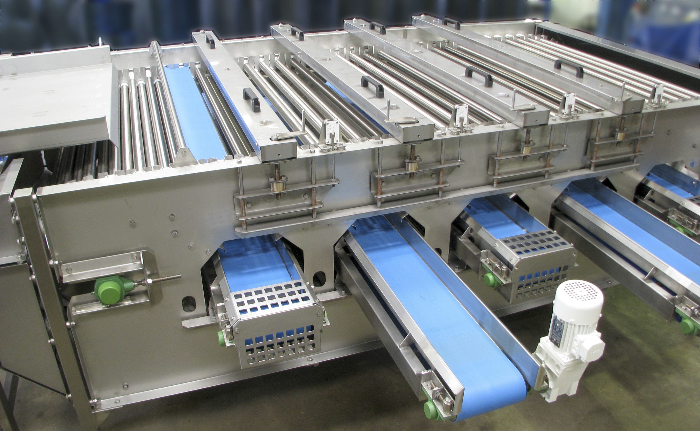 分级机结构：分级机主要由传动装置、螺旋体、槽体、升降机构、下部支座（轴瓦）和排矿阀组成