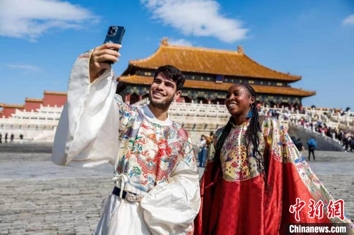 以中网为窗，网坛高手在北京感知中国历史与现