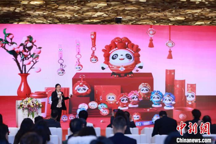 冰墩墩遇上京剧：设计师谈蛇墩墩的诞生记与I