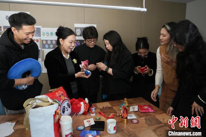 冰墩墩遇上京剧：设计师谈蛇墩墩的诞生记与I