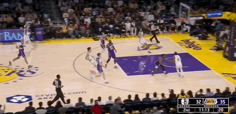 布朗尼第二节登场引发战术调整 湖人两分机会遭