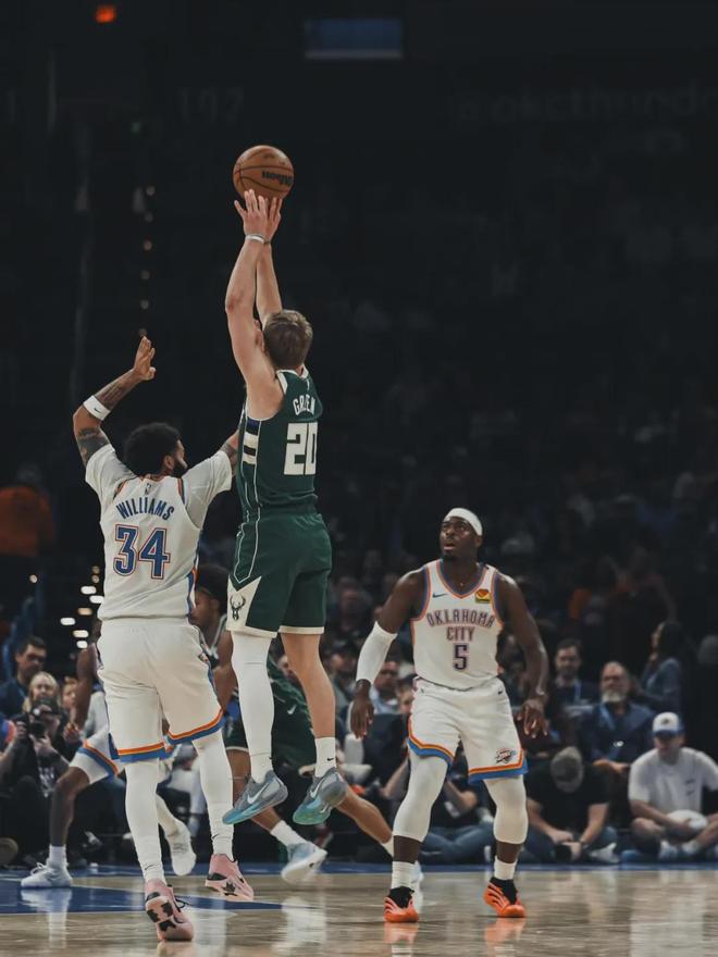 AJ-格林单场35分创队史三分纪录 雄鹿大胜篮网