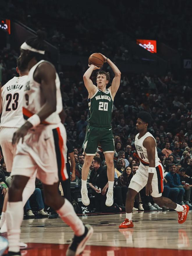 AJ-格林单场35分创队史三分纪录 雄鹿大胜篮网