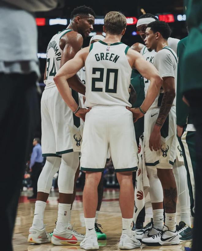 AJ-格林单场35分创队史三分纪录 雄鹿大胜篮网