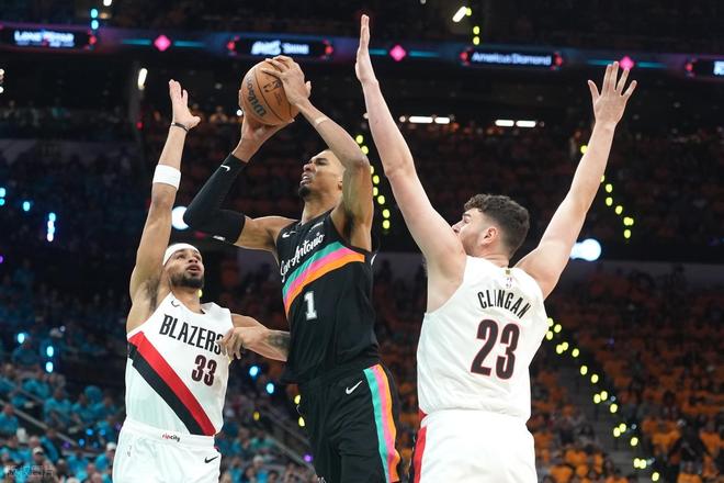 文班亚马季后赛首秀狂砍35分 马刺大胜开拓者