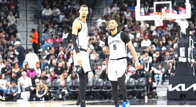 文班亚马季后赛首秀狂砍35分 马刺大胜开拓者