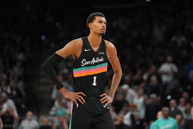 文班亚马季后赛首秀狂砍35分 马刺大胜开拓者