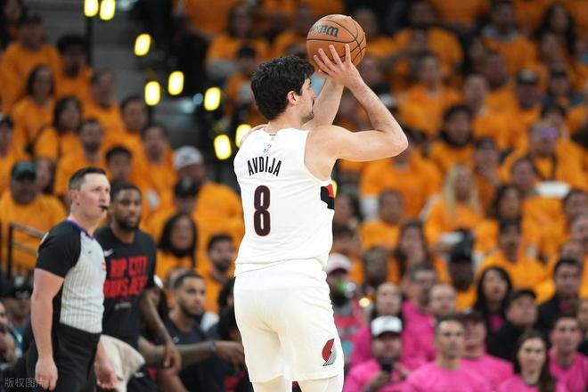 文班亚马季后赛首秀狂砍35分 马刺大胜开拓者