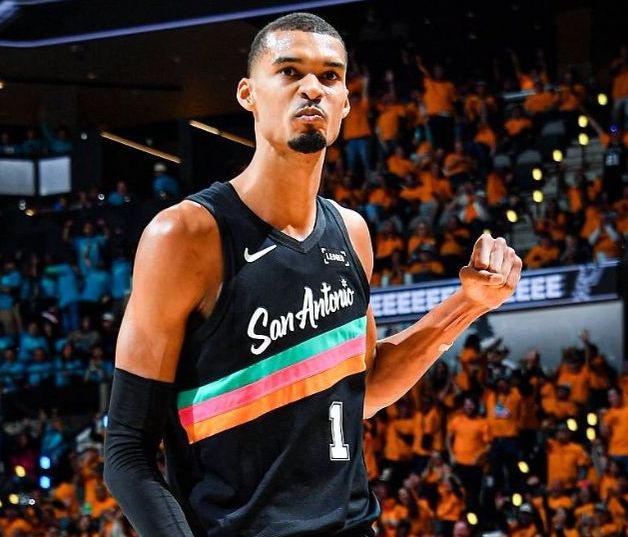 文班亚马季后赛首秀狂砍35分 马刺大胜开拓者